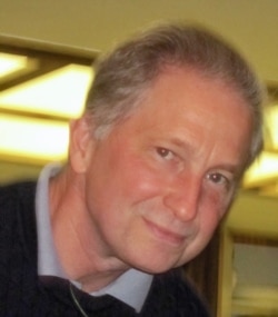 美國資深媒體人、作家何偉傑（ William J.Holstein ）