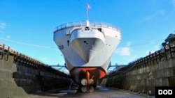 美軍藍岭號旗艦2017年12月28日在船塢接受維護更新（美國海軍）