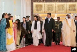 阿联酋统治者、副总统兼总理穆罕默德欢迎中国国家主席习近平和夫人彭丽媛。