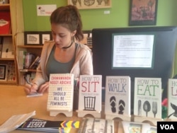 书店经理安娜·索恩在厄普舍街角书店工作。（美国之音许湘筠拍摄）