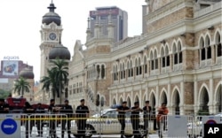 马来西亚警方在周六集会前封锁了吉隆坡通往默迪卡广场的道路