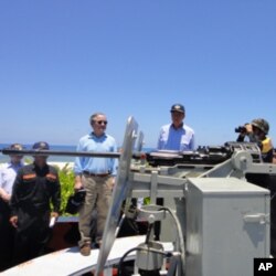 機炮後站立者﹕林郁方(左) 陳鎮湘(右)