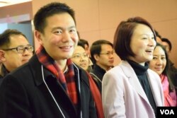 民建聯候選人周浩鼎與黨主席李慧琼。（美國之音湯惠芸攝）