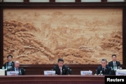 中国主席习近平，俄罗斯总统普京和阿根廷总统马克里在北京雁栖湖国际会议中心举行的“一带一路”国际合作高峰论坛的圆桌峰会上(2017年5月15日）