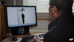 斯洛文尼亚退休时尚摄影师斯塔内·耶尔克回顾他当年为梅拉尼亚拍摄的第一张模特照。