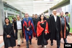 遊行發起人(左起)港大法律系主任何錦璇、人文學院主任Timothy O'Leary、社會工作及社會行政學系副教授何式凝、政治與公共行政學系教授陳祖為。（美國之音湯惠芸攝）