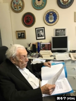 百岁议员沃尔夫(Lester Wolff)翻阅制定《台湾关系法》当时珍贵历史文件(美国之音樊冬宁摄拍摄)