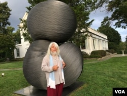 台湾艺术家康木祥及其钢雕作品“双生”2018年9月20日(钟辰芳拍摄)