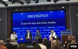 战略与国际问题研究中心（CSIS）科技政策项目副主任威廉·卡特（左二）2018年6月14日在华盛顿布鲁金斯学会出席讨论会（美国之音叶林拍摄）