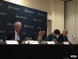 乔治华盛顿大学萨特教授（左一）在研讨会上(美国之音莉雅拍摄)