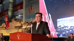 資料照片：北韓領導人金正恩在平壤舉行的北韓國防展上講話。 (2021年10月12日)
