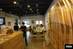 黃駿賢的創客平台集咖啡室與設計工作坊等功能於一身，是一個嶄新的經營概念(美國之音湯惠芸)