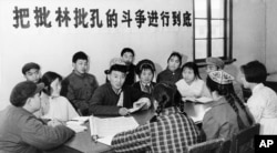 1974年4月1日，上海复旦大学学生参加批林批孔运动