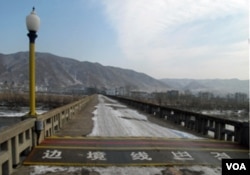 图们江大桥上的中朝边境线