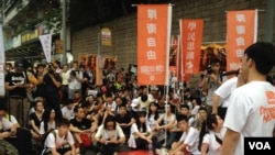 學民思潮發起的平反六四、直闖中聯辦遊行，由於警方拒絕開放行車線，約400名遊行人士，臨時在金鐘道靜坐