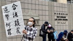 大批市民3月3日連續第三日在西九龍裁判法院大樓外排隊，聲援因參與去年35+立法會初選，被控串謀顛覆國家政權罪的47名民主派人士。 （攝影：美國之音湯惠芸）