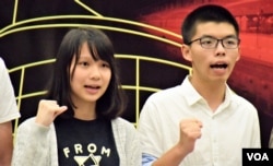 香港团体“众志”秘书长黄之锋和常委周庭（美国之音汤惠芸拍摄）