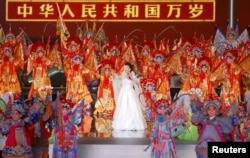 歌唱家彭丽媛2007年8月8日在北京天安门广场举行的北京2008年奥运会倒计时一周的庆祝活动中演唱。