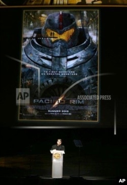 《環太平洋》導演德爾‧托羅在拉斯維加斯對觀眾講話。（2013年4月16日）