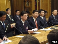 中共中央办公厅主任栗战书，翻译，习近平，王沪宁，杨洁篪（从左到右）2013年3月23日在俄罗斯国家杜马。（美国之音白桦拍摄）