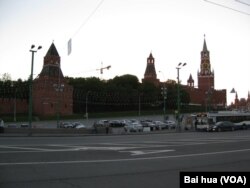 涅姆佐夫在克里姆林宫旁的这座大桥上遇害 (美国之音白桦拍摄)