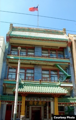 舊金山中華總會館屋頂的青天白日旗消失之前（訴訟案呈堂照片）