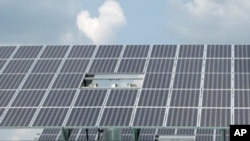 中国积极发展太阳能，图为云南省的太阳能板方阵