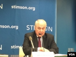 華盛頓戰略與國際研究中心的萊因施（William Reinsch）在史汀生中心舉行的“美中貿易關係走向”研討會上發言（2017年4月10日）。他曾在美國商務部負責出口管理事務。