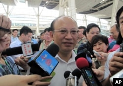 铁道部总工程师何华武接受记者联合采访