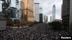 6月12日星期三，大批香港民眾走上街頭反《逃犯條例》