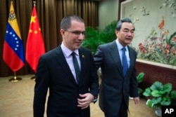 委內瑞拉外長阿雷亞薩2017年12月22日訪問北京，和中國外長王毅走在一起，在中國 外交部舉行會談。