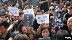 示威者舉起反洗腦的標語