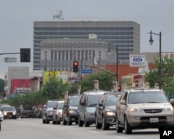 车队为刘晓波游行，左后白建筑为洛杉矶市政府