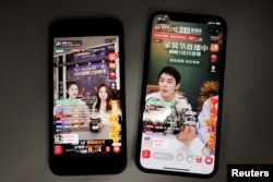 在阿里巴巴淘寶app上做直播的兩名直播員(李佳琦，右圖)。（2021年12月14日）