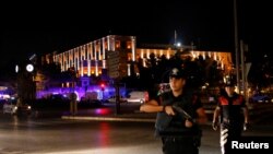 土耳其警察在首都安卡拉的軍隊總部外戒備