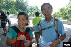 年約80歲的關先生夫婦參與民主登高日，為下一代爭取真普選，走畢全程（美國之音湯惠芸拍攝）