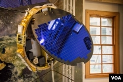 台灣與美國合作開發的衛星模型。 （美國之音記者方正拍攝）