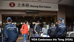 警員在上水火車站維持秩序，要求攜帶大型行李的乘客先過榜檢查重量