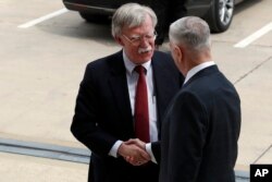 2018年3月29日，候任美国国家安全顾问约翰•博尔顿（左）抵达华盛顿五角大楼，与国防部长吉姆•马蒂斯握手。