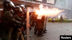 一香港警察向示威者发射催泪弹。路透社