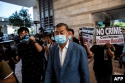 香港壹傳媒創始人黎智英抵達西九龍警局。（2020年10月15日）