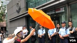 有示威者撐雨傘與警方對峙。(美國之音湯惠芸)