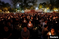 香港民眾參加維園燭光晚會紀念六四天安門民主運動。 （2019年6月4日）