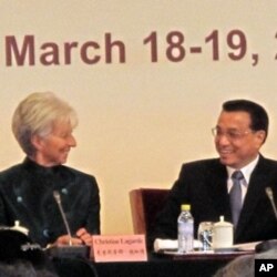 国际货币基金组织总裁拉加德(左）和中国副总理李克强（右）在发展论坛上