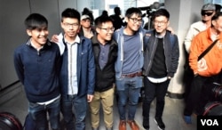 學聯前秘書長周永康(右2)及前常委羅冠聰(右1)到場聲援佔旺案被告岑敖暉(左起)、黃之鋒及黃浩銘。(美國之音湯惠芸)