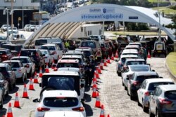 资料照片：人们在澳大利亚悉尼一处新冠病毒检测站开车排队。(2021年12月30日)