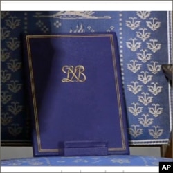 諾貝爾獎證書與獎章放在為劉曉波設置的空凳上