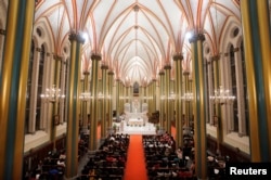 2018年12月24日，圣诞节前夕的北京西什库大教堂（也称为北堂）里，教徒参加弥撒。
