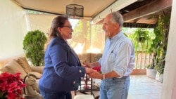 洪都拉斯执政党总统候选人阿斯夫拉（Nasry Asfura，右）2021年11月30日祝贺自由重建党候选人卡斯特罗（Xiomara Castro）胜选。（洪都拉斯自由重建党图片）