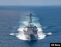 美國海軍公佈的照片顯示“基德”號阿利·伯克級導彈驅逐艦在當地時間2021年8月27日例行穿越台灣海峽的國際水域。